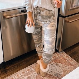 [Express] Camo Joggers